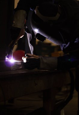 Metal işçileri amelelik, becerikli kaynakçılık, fabrika işçileri OT yapıyor. Kaynakçı fabrikadaki çeliği kaynaklıyor..