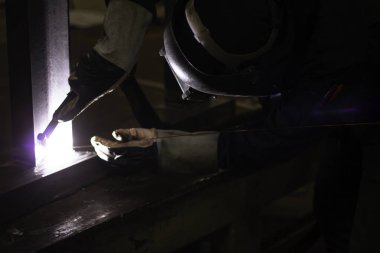 Kaynakçı fabrikadaki çeliği kaynaklıyor..