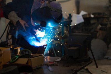 Kaynakçı fabrikadaki çeliği kaynaklıyor..