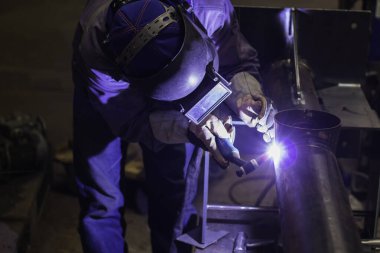 Becerikli kaynakçılar fabrikada çelik kaynak yapar. İnşaat alanı metal kaynakçısı.