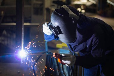 Becerikli kaynakçılar fabrikada çelik kaynak yapar. İnşaat alanı metal kaynakçısı.