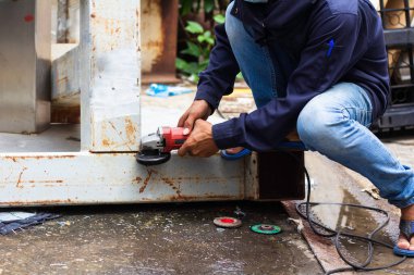 İş yerinde güvenlik eldiveni olmadan. İnşaat işçileri çalışırken eldiven ve güvenlik ayakkabısı giymezler. İş yeri güvenli değil..
