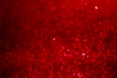 Kırmızı parıltılı klasik ışıklar arka planda. Kırmızı arkaplanda beyaz bokeh.