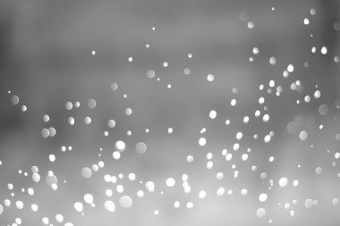 Kırmızı parıltılı klasik ışıklar arka planda. Kırmızı arka planda beyaz bokeh. Kırmızı kalp takıldı.