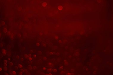 Kırmızı parıltılı klasik ışıklar arka planda. Kırmızı kalp takıldı.