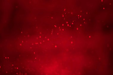 Kırmızı parıltılı klasik ışıklar arka planda. Kırmızı kalp takıldı.