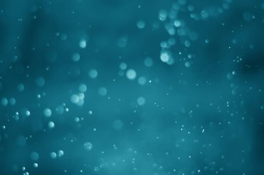 Mavi parıltılı klasik ışık arka planı. Mavi kalp takıldı