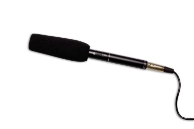 Beyaz arka planda izole edilmiş bir mikrofon. kırpma yolu