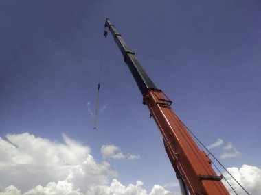 Gökyüzü üzerinde inşaat vinç