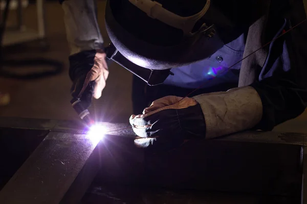 Metal Workers Use Manual Labor Skilled Welder Factory Workers Making — Stock Photo, Image