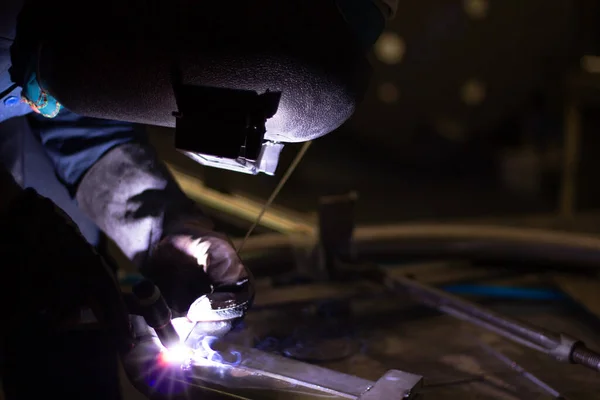 Los Trabajadores Del Metal Utilizan Mano Obra Soldador Calificado Trabajadores —  Fotos de Stock