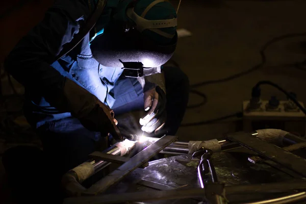 Metal Işçileri Amelelik Becerikli Kaynakçılık Fabrika Işçileri Yapıyor Kaynakçı Fabrikadaki — Stok fotoğraf