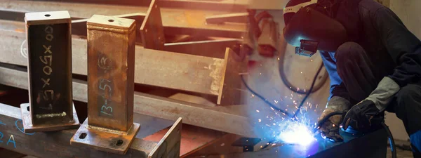 Kaynakçı fabrikadaki çeliği kaynaklıyor..