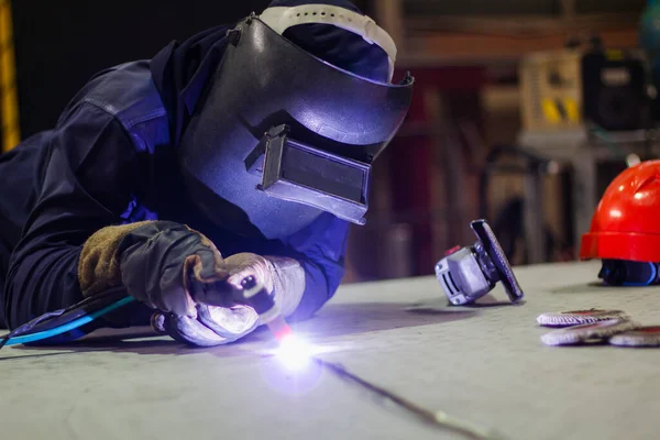 Becerikli kaynakçılar fabrikada çelik kaynak yapar. İnşaat alanı metal kaynakçısı.