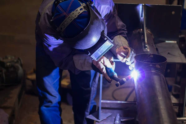 Becerikli kaynakçılar fabrikada çelik kaynak yapar. İnşaat alanı metal kaynakçısı.