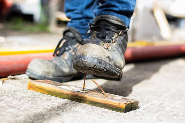 İş yerinde güvenliği sağlamak için güvenlik ayakkabısı giy. İnşaat işçileri güvenli ayakkabı giyer. Fabrika güvenliği kavramına sahip insanlar
