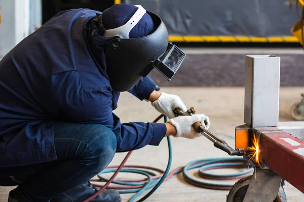 Metal workers use manual labor. Technicians use steel cutting tools to cut steel. The worker uses gas to cut steel.