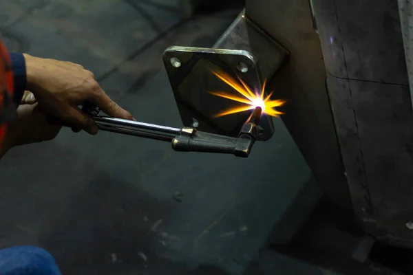 Metal workers use manual labor. Technicians use steel cutting tools to cut steel. The worker uses gas to cut steel.