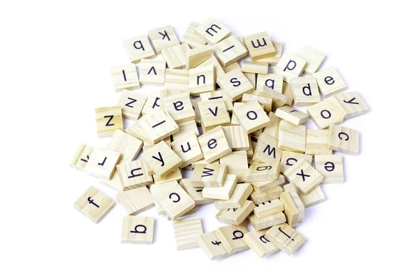 英语字母表由方块木制瓷砖制成 英文字母分散在白色背景上 思维发展的概念 — 图库照片
