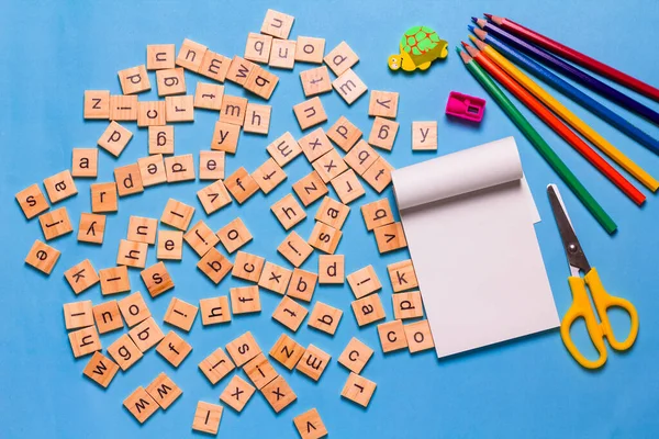 Tomma Anteckningsbok Och Skola Brevpapper Blå Bakgrund Engelskt Alfabet Gjort — Stockfoto