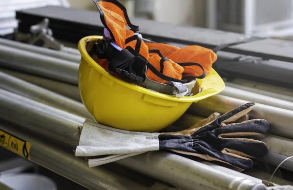 Segurança Capacete Amarelo Canteiro Obras Capacete Colete Reflexivo Conteúdo Segurança — Fotografia de Stock