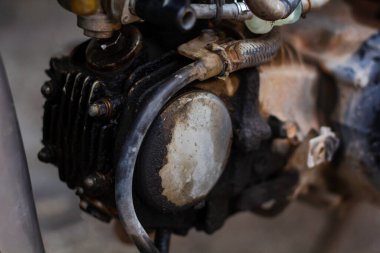 Tamir ve bakım motorsikleti konsepti. Eski motosiklet tamiri