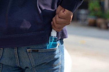 Alkol spreyi, antivirüs, kovid. Covid hastalığını önlemek için bir sprey taşı..