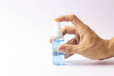 Bir el dezenfekte spreyi sıkın. Beyaz arka planda dezenfekte spreyi sapı.