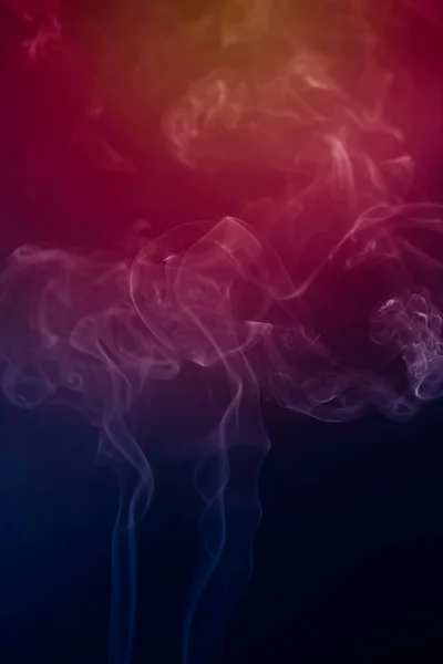 Gökkuşağı soyut doku duman arka planı. kırmızı ve mor duman rengi ışık.