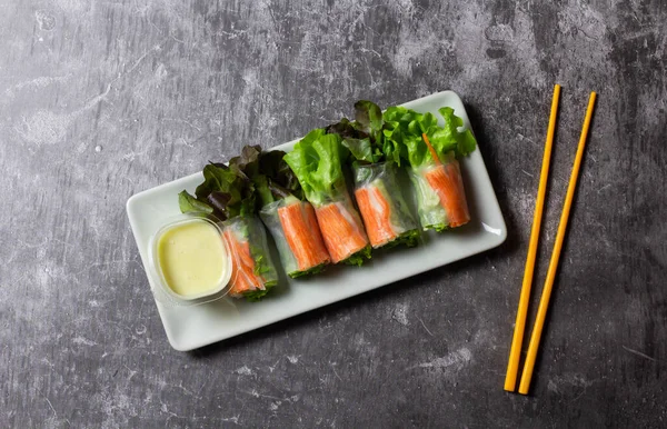 Yengeç salatası, tepside. Tabakta sebze salatası.