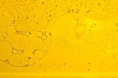Sarı doku arka planı. Yağ suya düşer. Sarı baloncuk yağı.