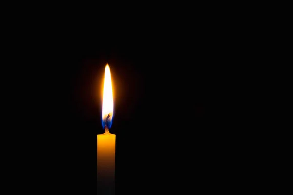 ろうそくの炎の背景がぼやけている 黒を背景にライトキャンドルA — ストック写真