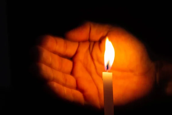 Світло Свічки Полум Розмитий Фон Запали Свічку Чорному Тлі Молитва — стокове фото