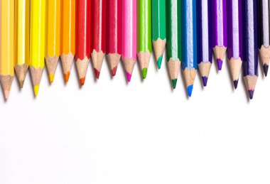 Beyaz arkaplanda renkli kalemler.