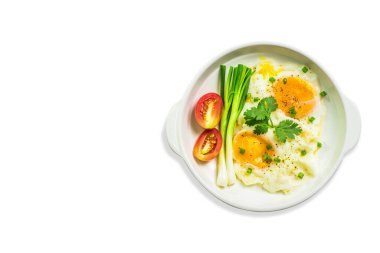 Kızarmış yumurta beyaz arka planda izole edilmiş. Kırpma yolu olan sahanda yumurta.