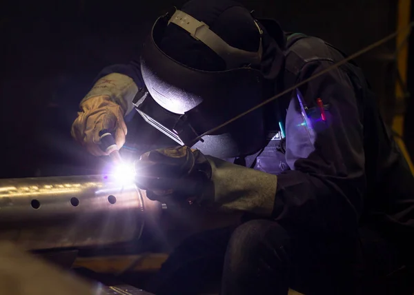 Metal Workers Use Manual Labor Skilled Welder Factory Workers Making — Stock Photo, Image