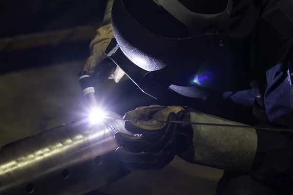 Pracownicy Metalowi Pracują Fizycznie Wykwalifikowany Spawacz Pracownicy Fabryki Robiący Nadgodziny — Zdjęcie stockowe