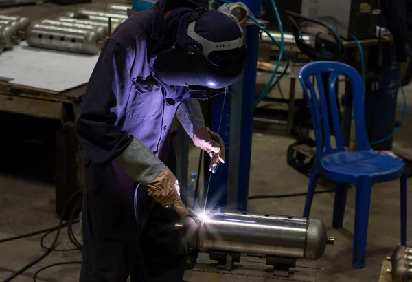 Metalúrgicos Usam Mão Obra Manual Soldador Qualificado Trabalhadores Fábrica Que — Fotografia de Stock