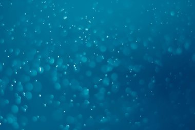 Mavi parıltılı klasik ışık arka planı. Sarı arkaplanda beyaz bokeh.