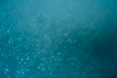 Mavi parıltılı klasik ışık arka planı. Sarı arkaplanda beyaz bokeh.