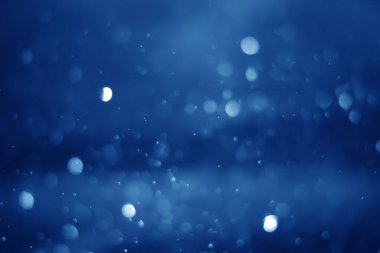 Mavi parıltılı klasik ışık arka planı. Mavi arkaplanda beyaz bokeh.