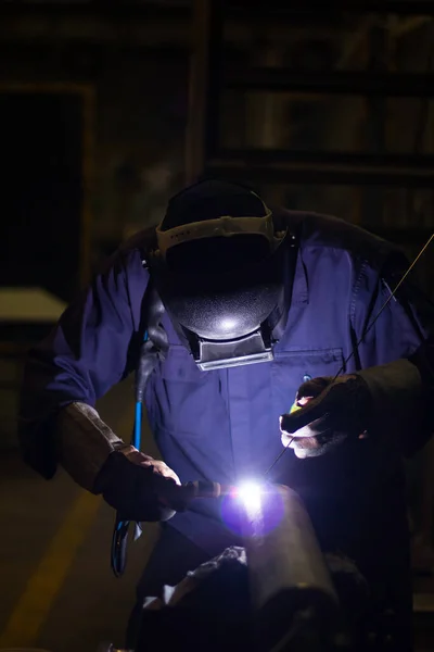 熟练的焊工在工厂里焊接钢 工地金属焊机 建筑商戴上防火手套 确保工作安全 — 图库照片