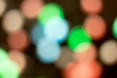 Koyu bir arkaplanda bulanık renkli ışıklar.