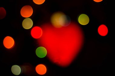 Koyu bir arkaplanda bulanık renkli ışıklar.