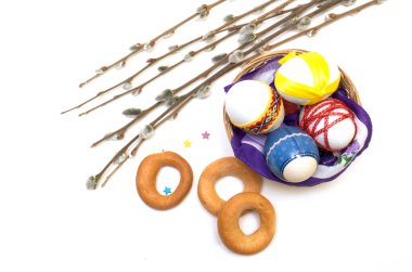 Yuvasında neşeli yumurtalarla söğüt dalları. Fotoğraf..