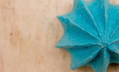 Mavi, tatlı, çıtır çıtır, ahşap bir arka planda yakın plan. Fotoğraf. Makro.