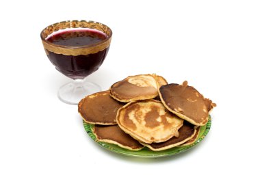 Bir plaka üzerinde reçelli krep. Fotoğraf.