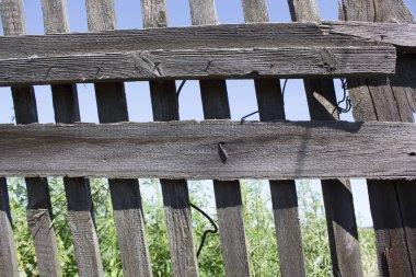 Ahşap çit mavi gökyüzü. Arka plan.