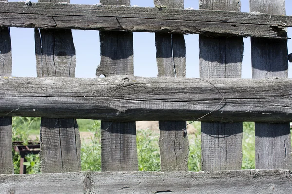 Recinzione in legno contro il cielo blu. Contesto . — Foto Stock