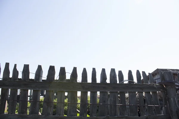 Recinzione in legno contro il cielo blu. Contesto . — Foto Stock